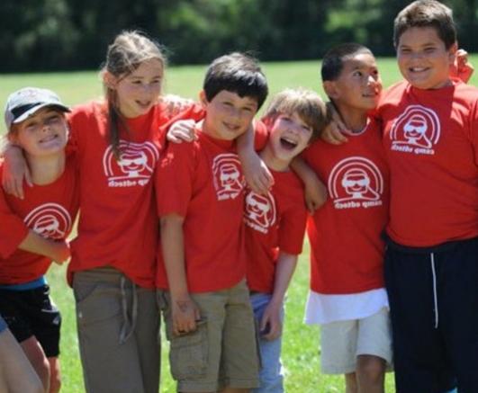 여름 캠프를위한 게임 프로그램은 어린이의 통합과 사회화의 발전을 목표로합니다.