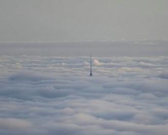 오 스탄 키노 타워의 높이가 구름 위에있다.